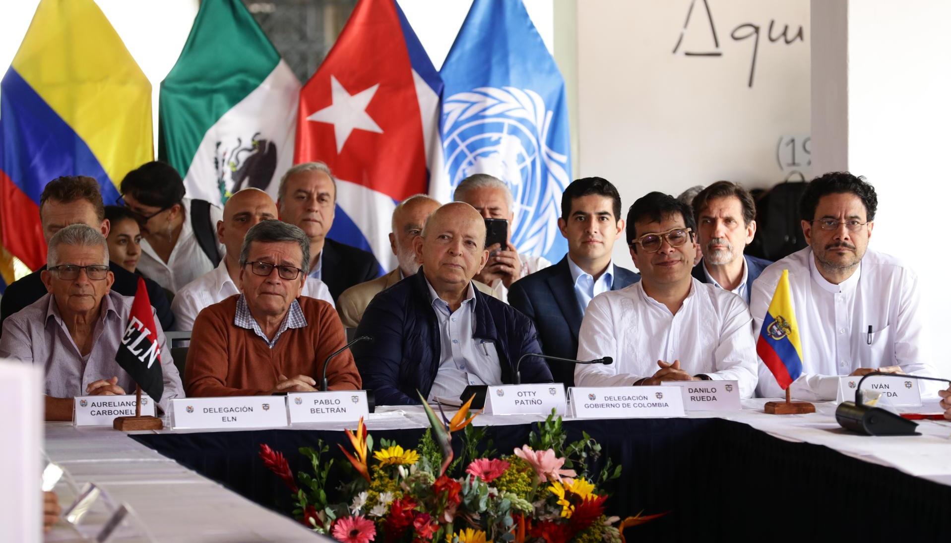 Voceros del ELN y del Gobierno Nacional en la declaración conjunta en Caracas.