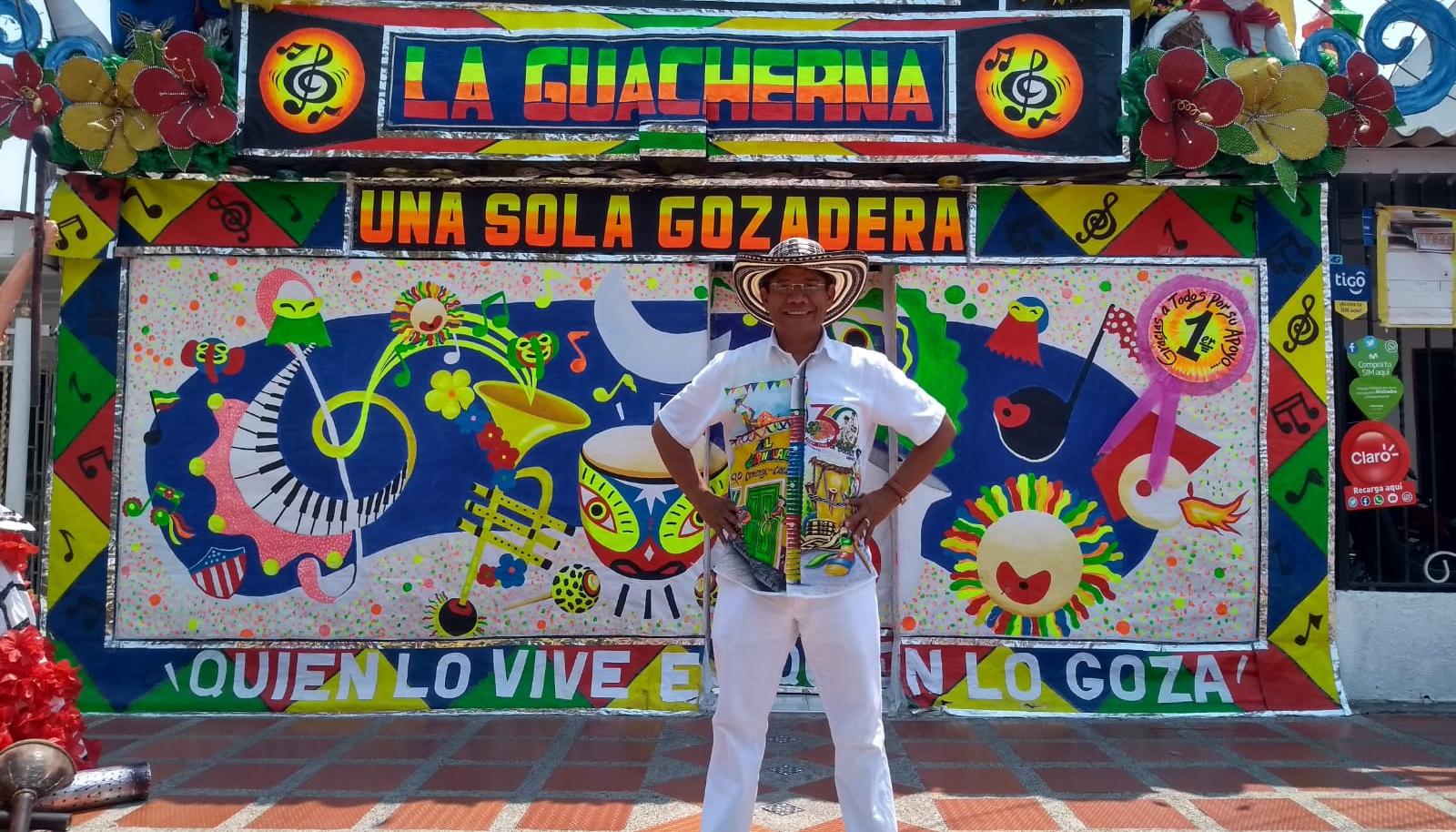 Alcides José Romero Cogollo, Rey Momo 2020, posando en una fachada carnavalera.