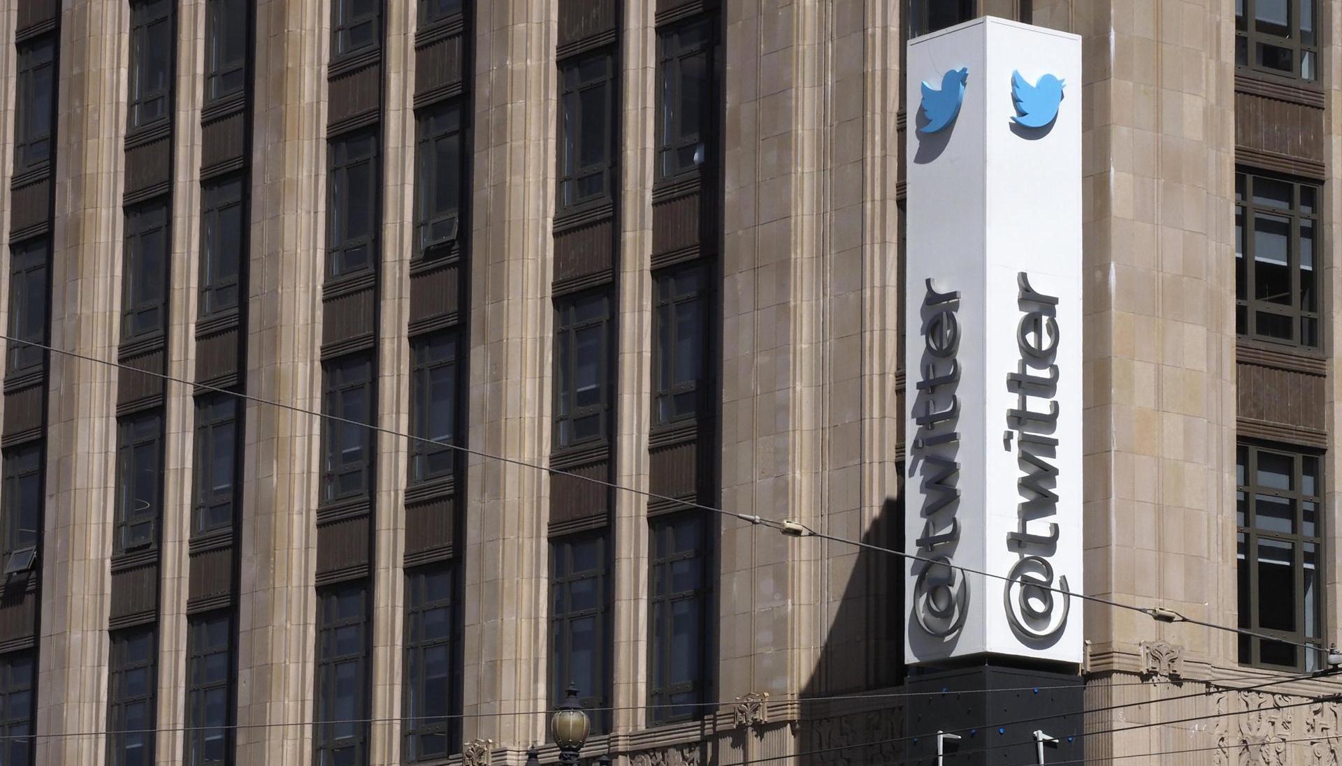 Logo de la compañía Twiiter, en la fachada de su sede principal en San Francisco, California.