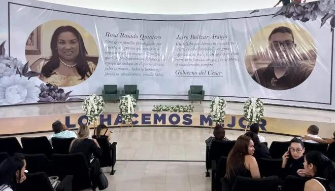 Un pendón con las imágenes de Rosa Rosado y Jairo Bolívar cuelga en la Biblioteca Departamental donde se cumple la cámara ardiente.