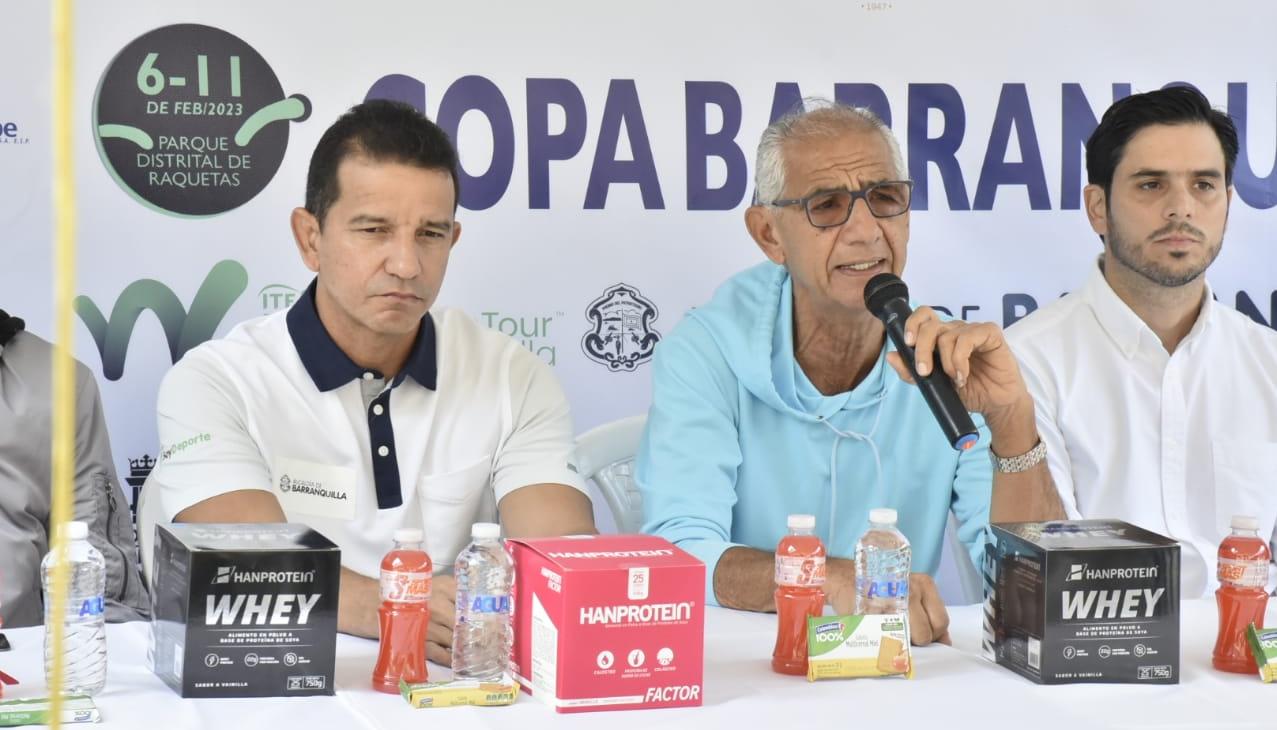 Gabriel Berdugo, Juan Abuchaibe y Luis Restrepo durante el lanzamiento del Mundial Juvenil de Tenis.