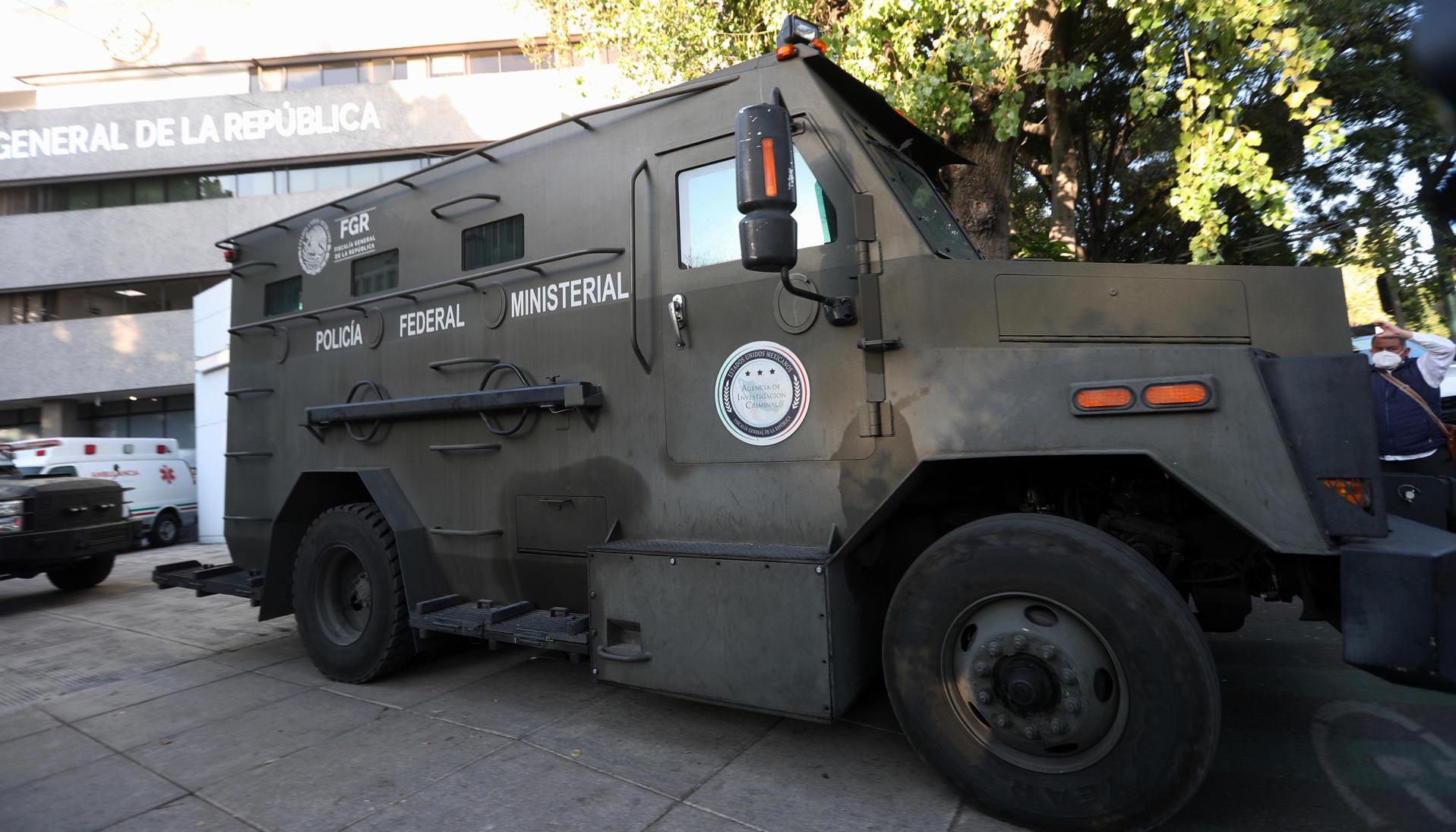 Un camión blindado que hace parte de un convoy de seguridad en el que las autoridades movilizaron a Ovidio Guzmán, hijo del 'Chapo'.