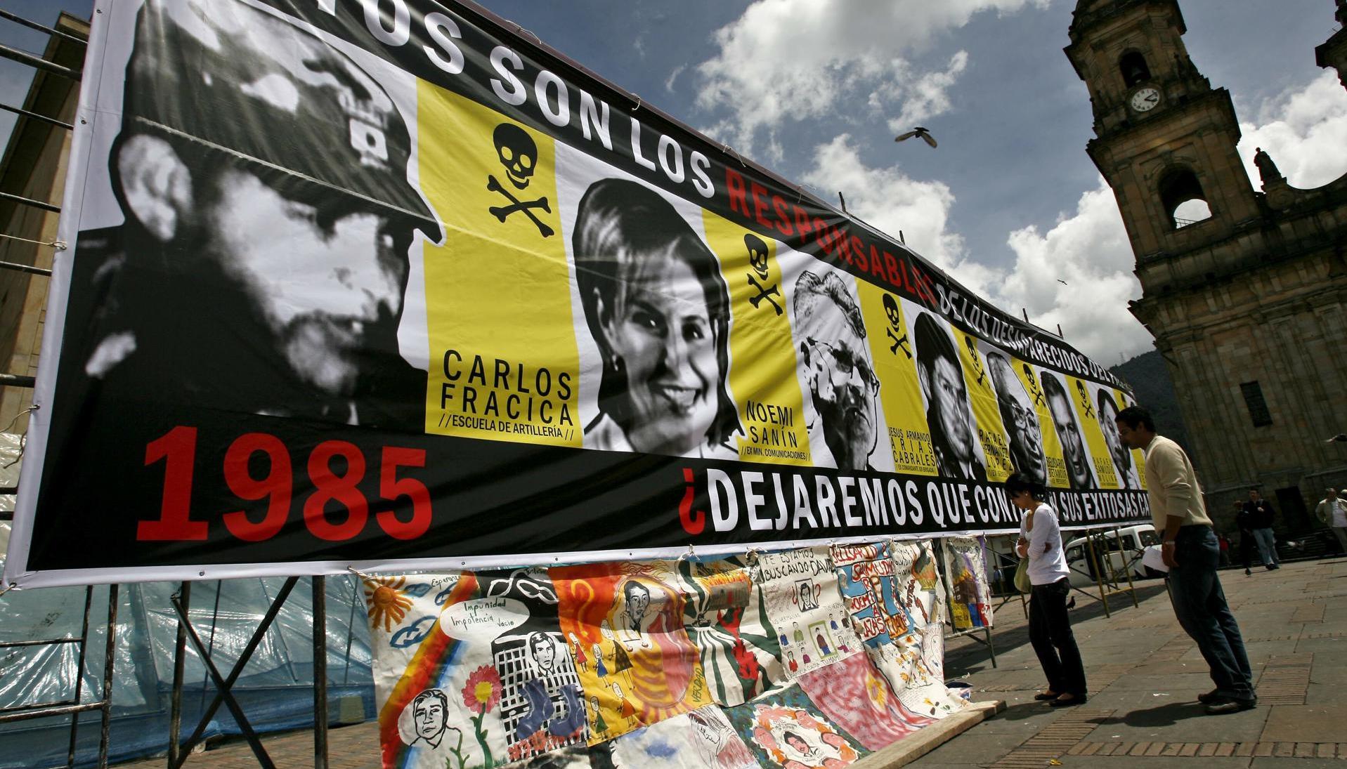 Familiares de los muertos y desaparecidos por el asalto de guerrilleros del M-19 al Palacio de Justicia de Bogotá ocurridos el 6 y 7 de noviembre de 1985.