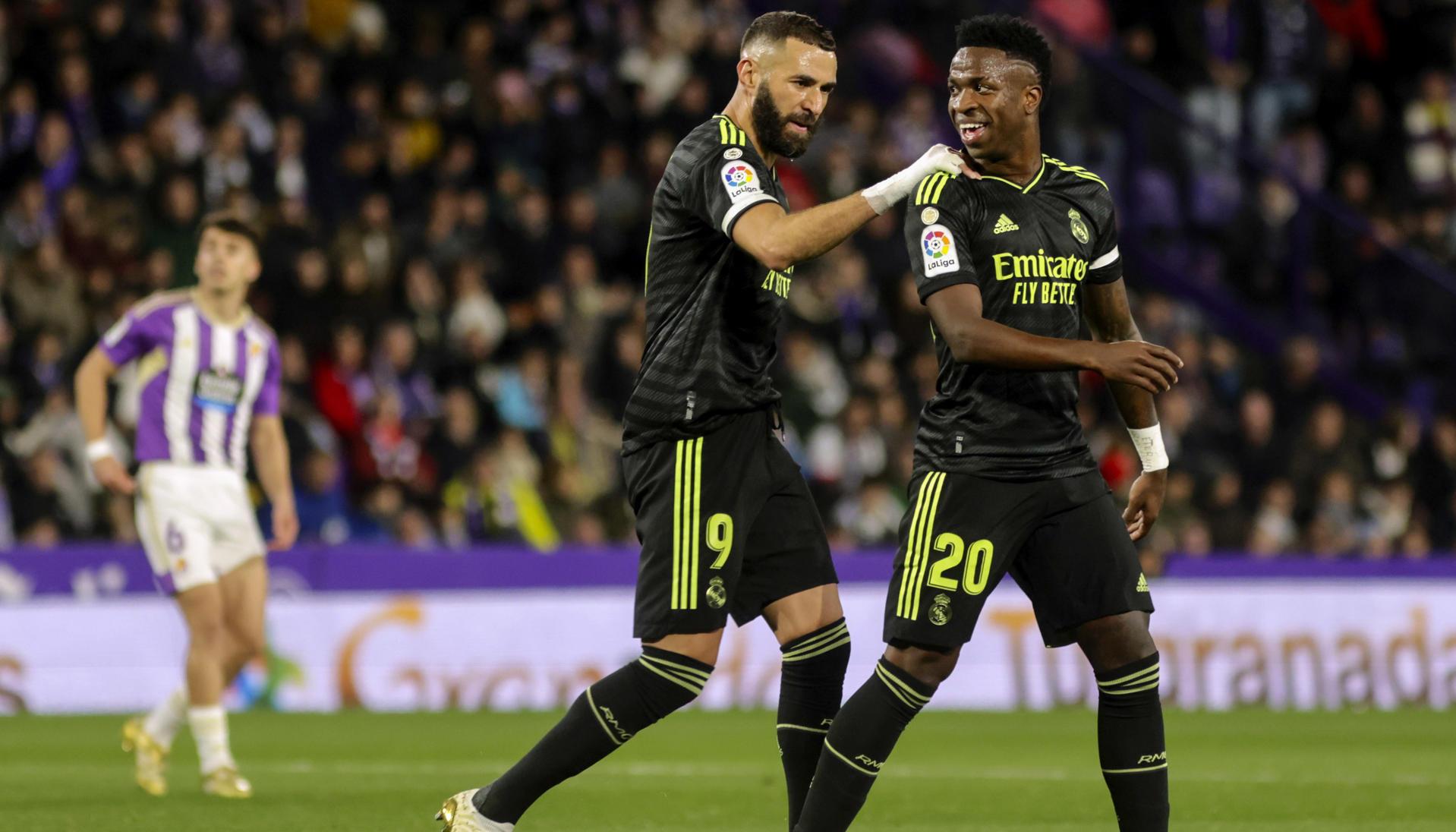 Vinicius Jr y Karim Benzema en el juego contra el Valladolid.