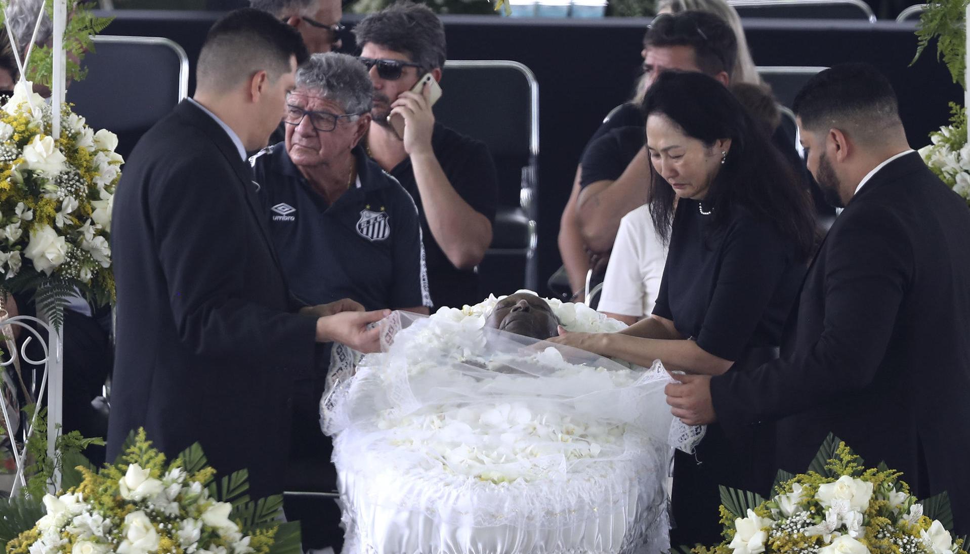 Márcia Aoki durante el funeral de su esposo Pelé.
