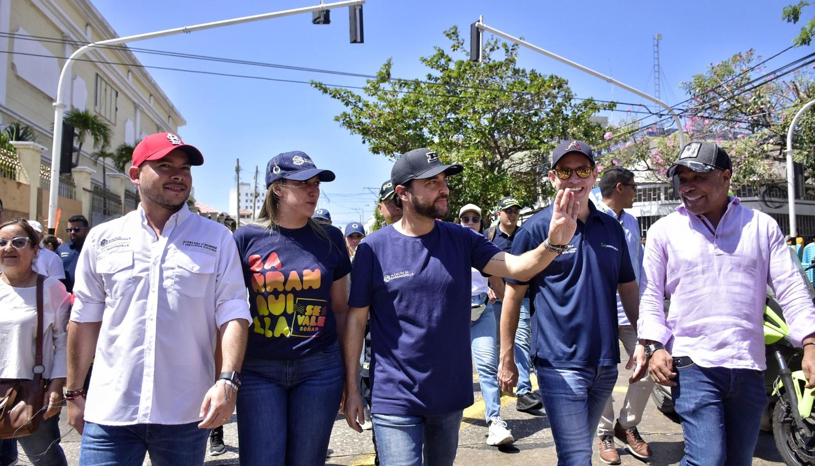 El alcalde Jaime Pumarejo durante el recorrido en la carrera 44 esta tarde. 