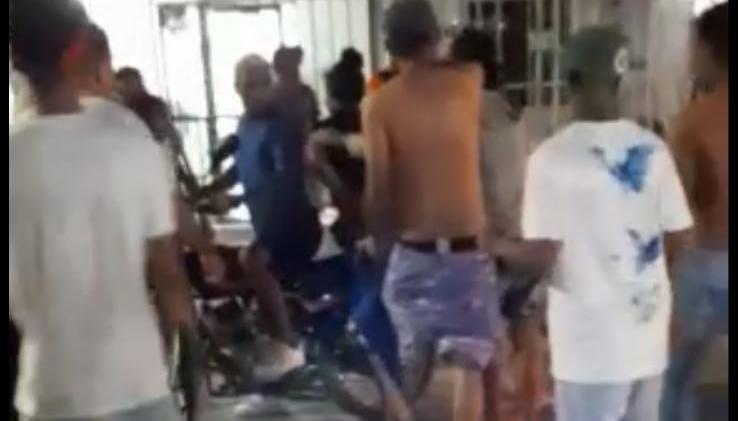 Momentos en que es auxiliada la mujer herida en el barrio El Pueblo.