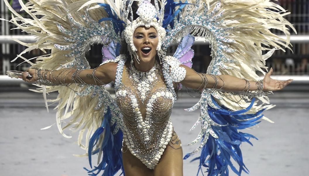 Una bailarina del Grupo Especial Rosas de Ouro, abriendo el desfile.