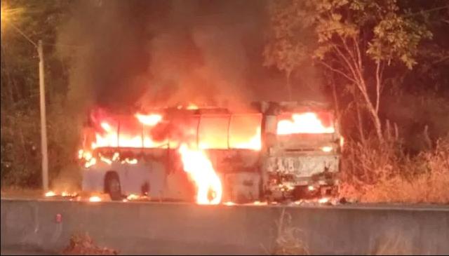 El bus consumido por las llamas.
