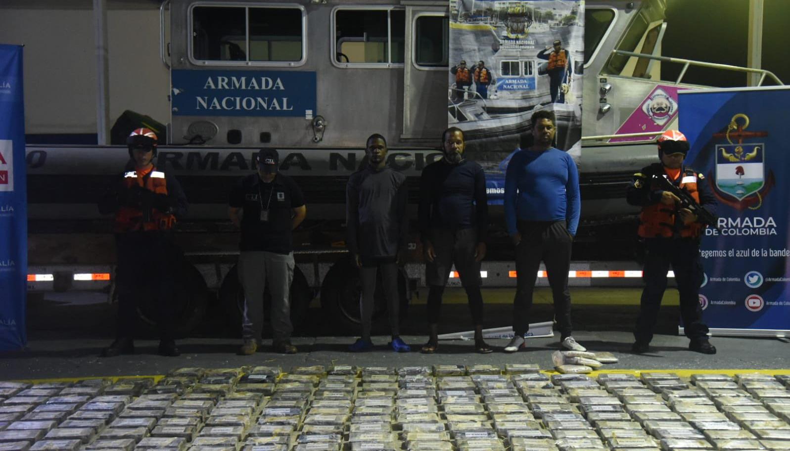 Los tres capturados con la droga incautada.