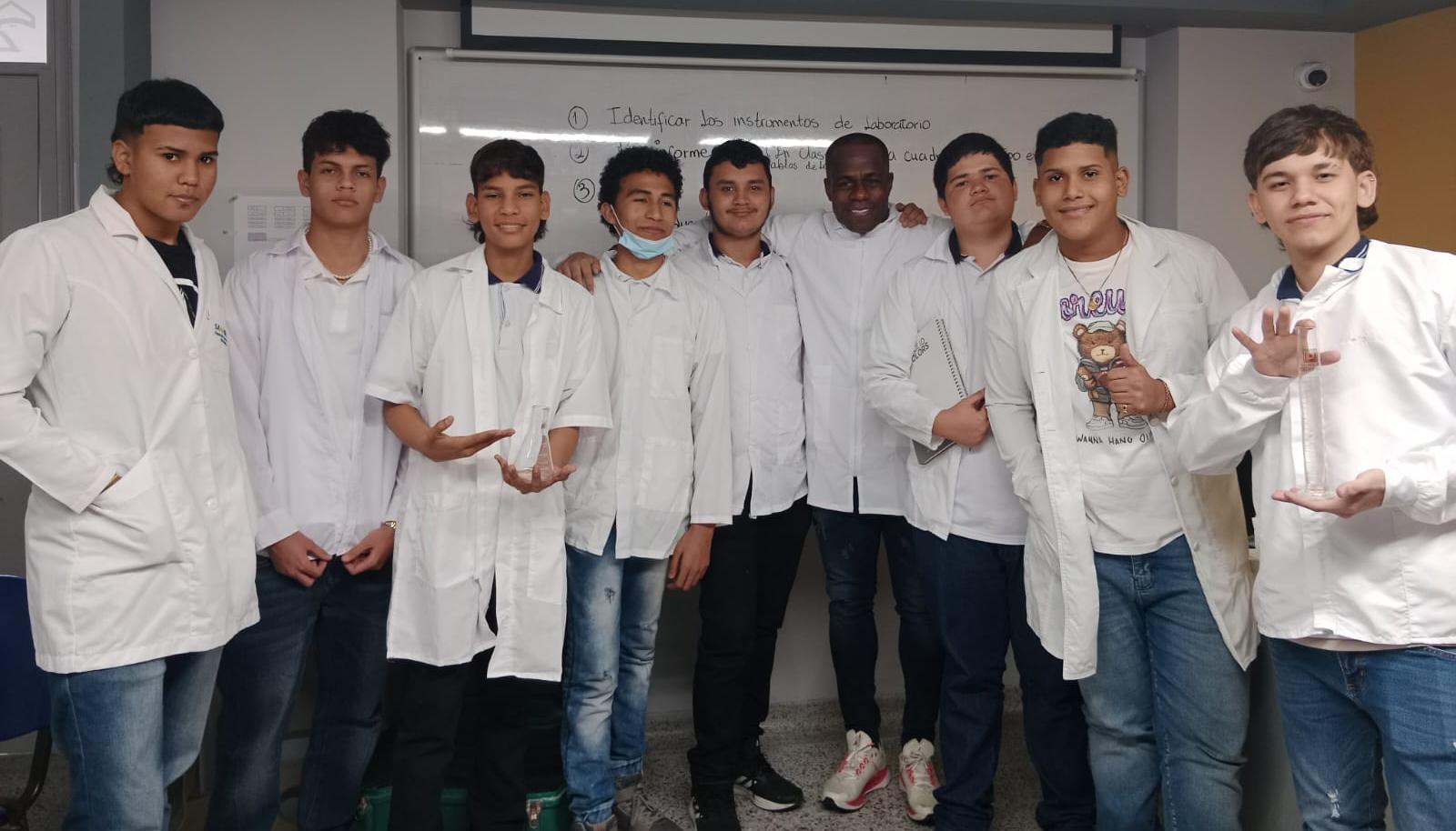 Carmelo Valencia con sus compañeros de clase en el Centro Inca.