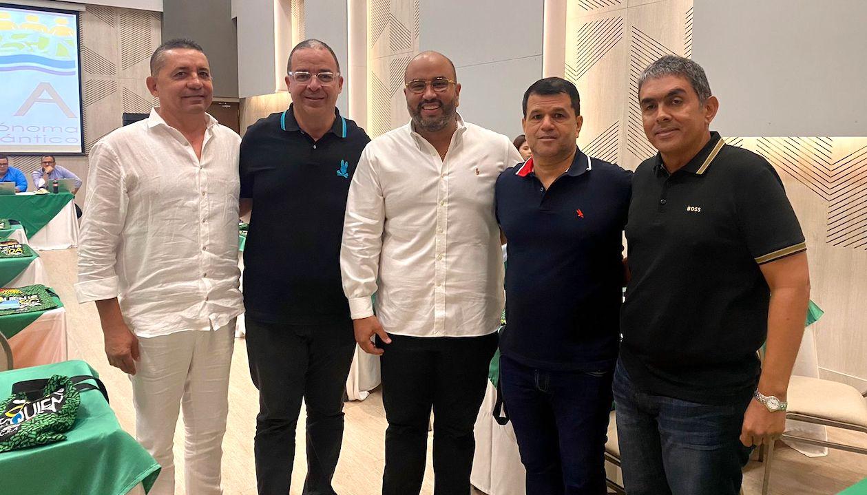 Los Alcaldes con el Director de la C.R.A., Jesús León Insignares.