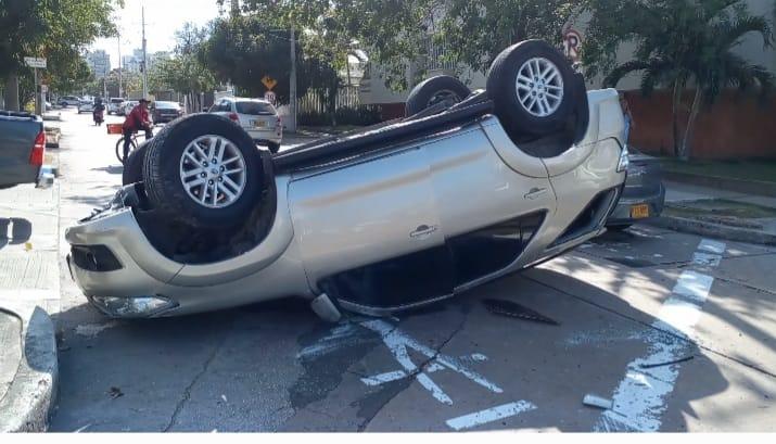 Camioneta volcada tras el accidente. 