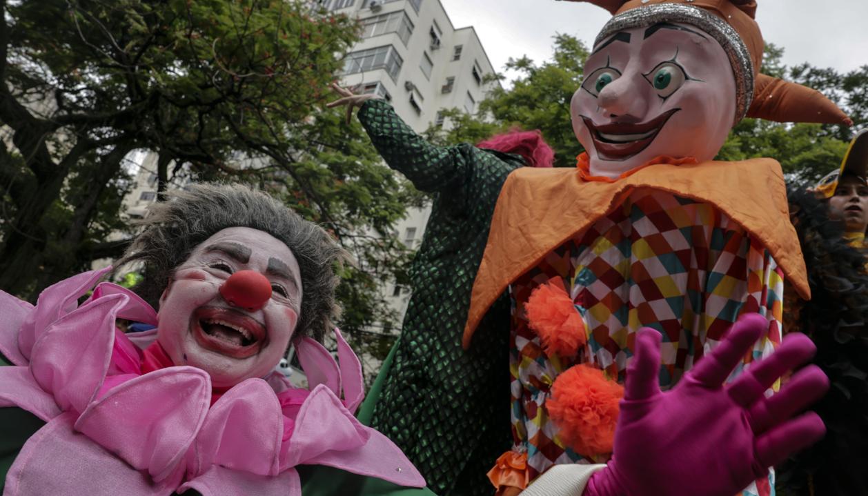 Viandantes participan en la comparsa callejera 'Gigantes da Lira' en Río de Janeiro, Brasil.