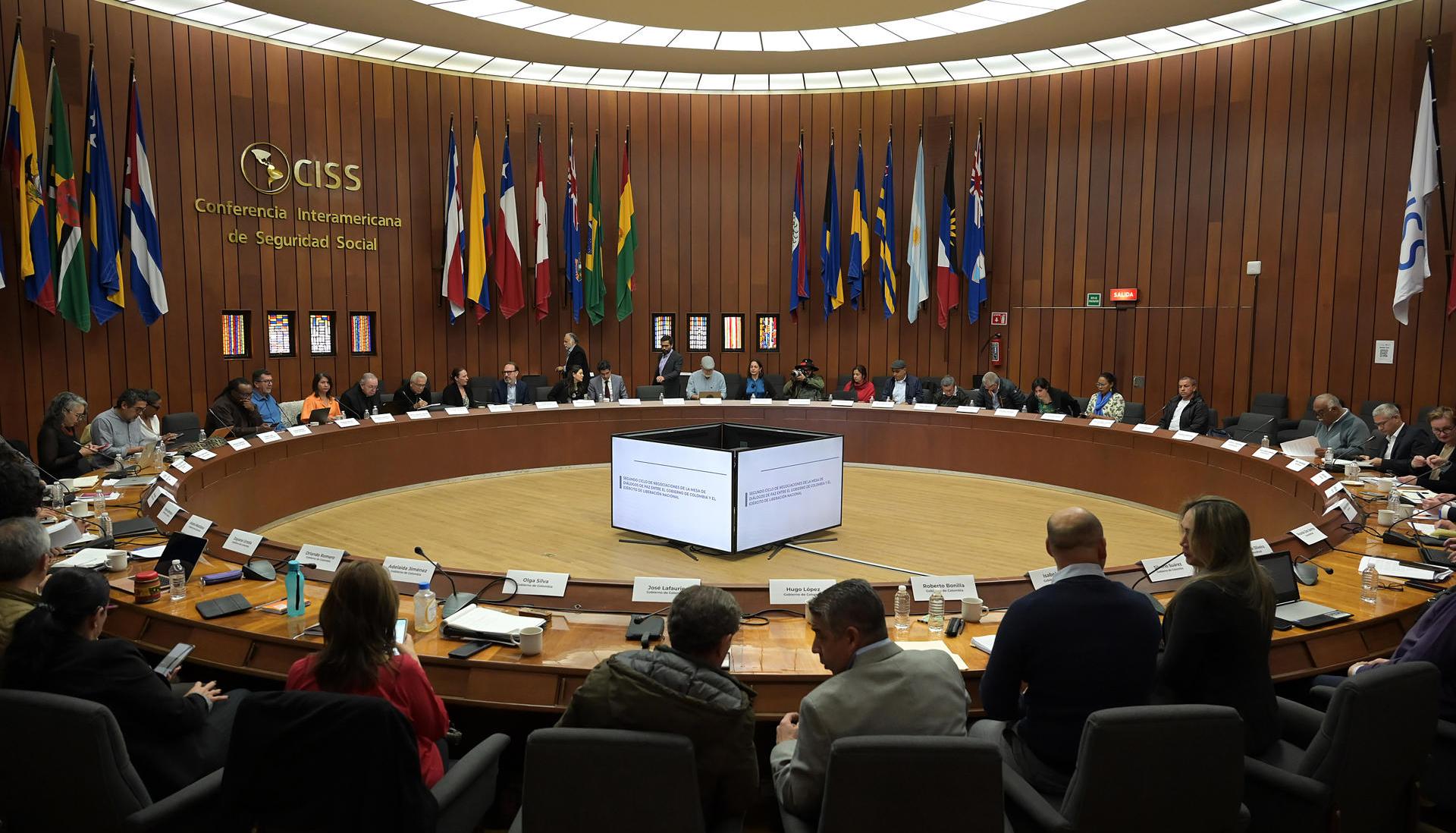 Mesa de trabajo entre representantes del Gobierno Nacional e integrantes del ELN, en la Ciudad de México