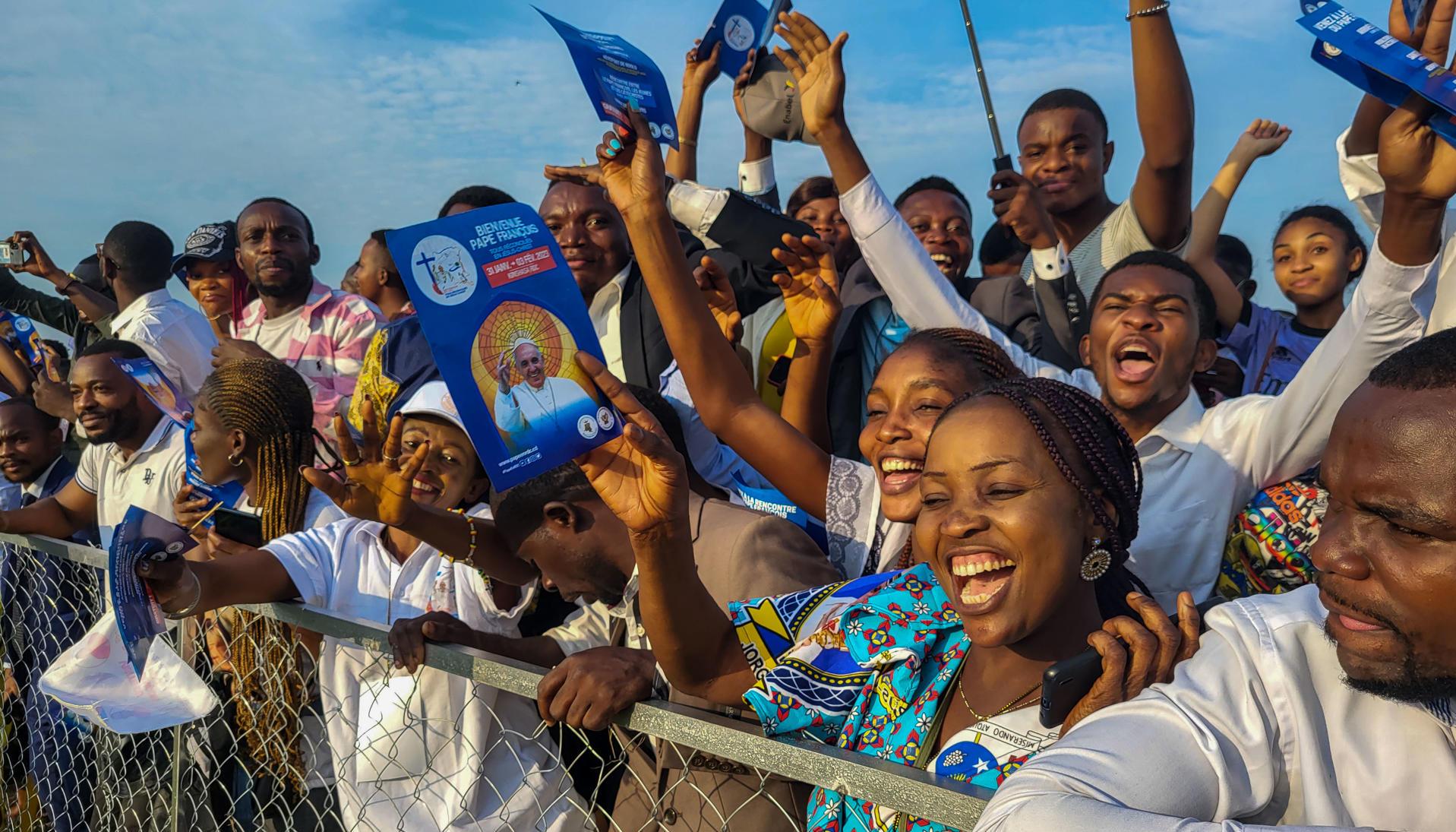 Cientos de fieles asistieron a la misa que el papa Francisco celebró en el aeropuerto "Ndolo" de la capital de la República Democrática del Congo.