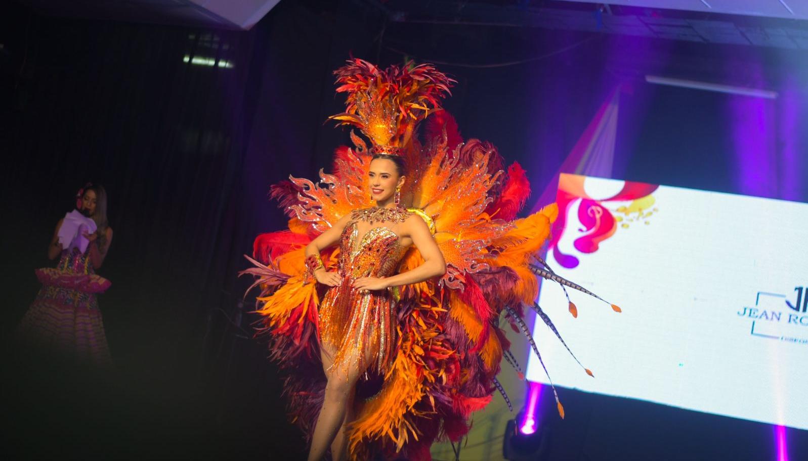 La Reina Natalia De Castro luciendo su vestido de Guacherna.