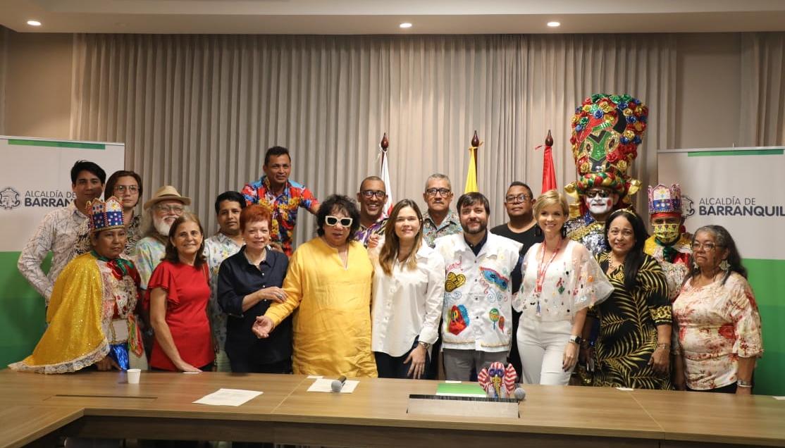 El Alcalde Jaime Pumarejo con los representantes de los hacedores del Carnaval.