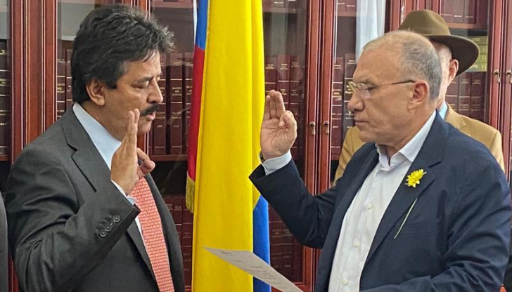 Carlos Julio González toma posesión de su curul ante Roy Barreras, presidente del Congreso.