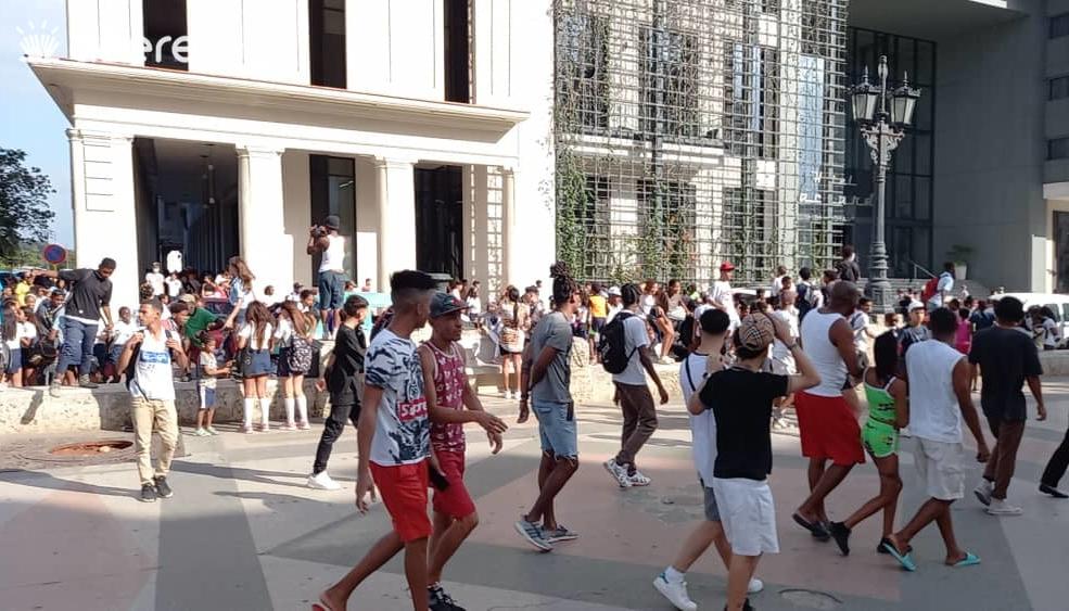 Jóvenes concentrados cerca al hotel donde está el rapero Tekashi 6ix9ine. 