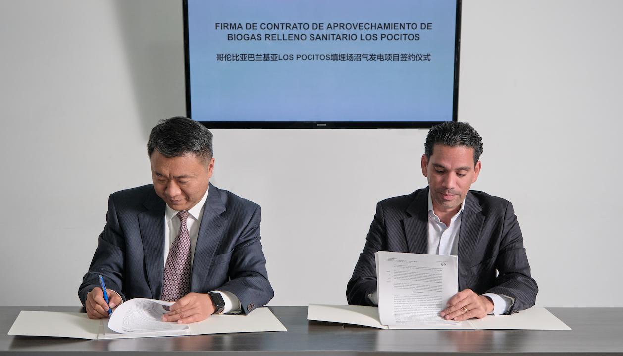 El Gerente de Triple A, Jairo De Castro con el representante de BCCY Colombia Holding SAS.