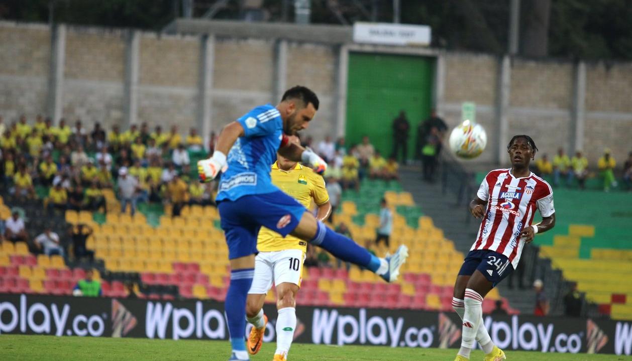 Sebastián Viera rechazando un remate local.