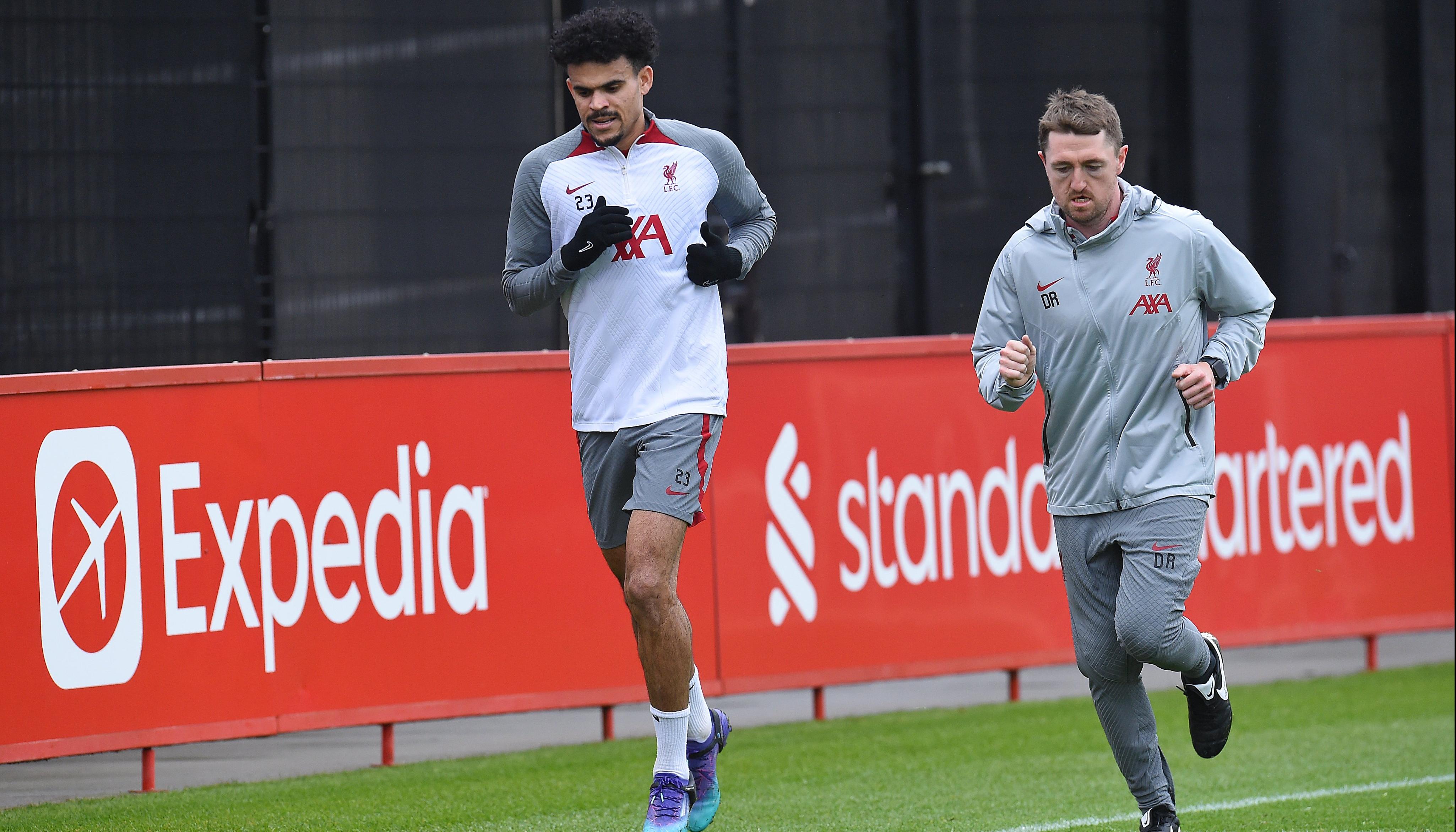 Luis Díaz en su vuelta a los trabajos en el sitio de entrenamiento del Liverpool. 