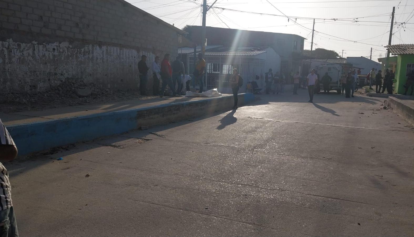 La Sijin llegó al lugar para realizar la inspección de los dos muertos. 