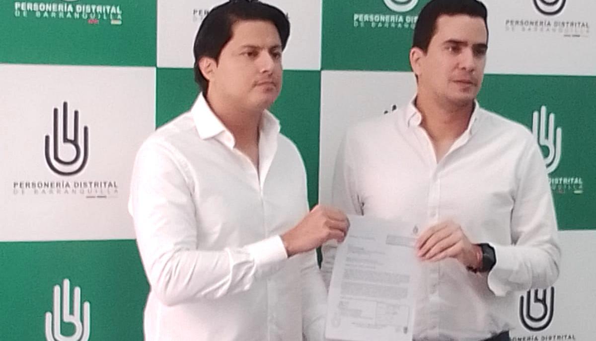 El Personero Miguel Ángel Alzate entregando la Resolución a Lucas Ariza.