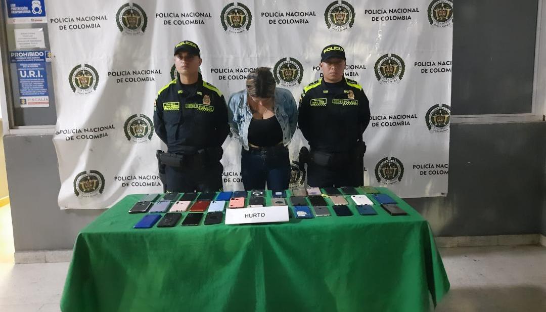 Mujer capturada con 38 celulares en su poder