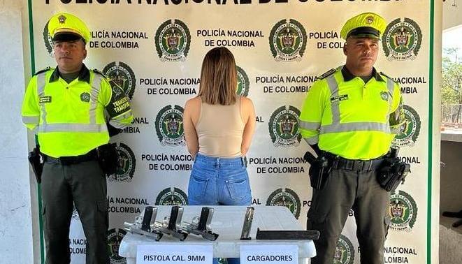 Mujer capturada con pistolas