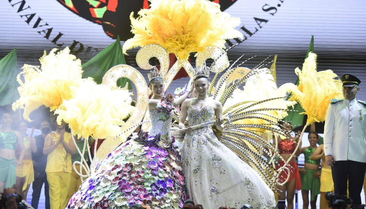 Valeria Charris, soberana 2022, impuso la corona a Natalia De Castro González, reina del Carnaval 2023