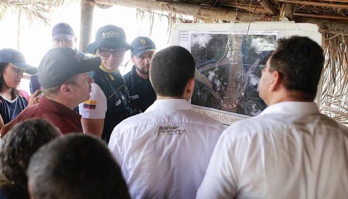 El gobernador de Sucre, Héctor Espinosa, y el de Bolívar, Vicente Blel, escuchan las explicaciones técnicas sobre 'Caregato'.