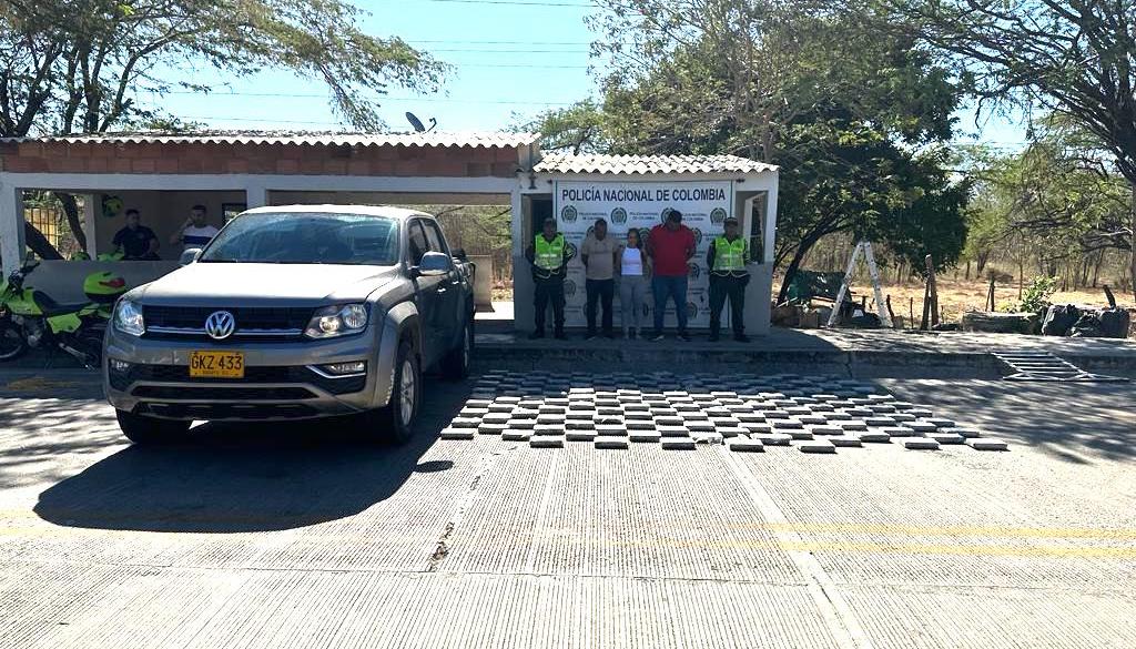 La droga, dos de los capturados y un vehículo incautado.