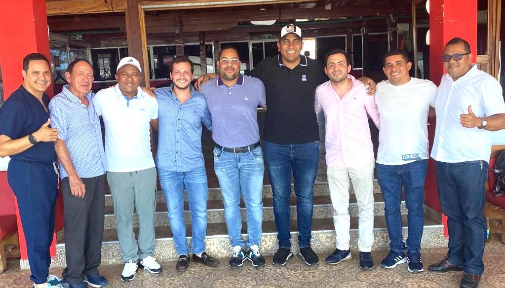 Los precandidatos con directivos de Cambio Radical.