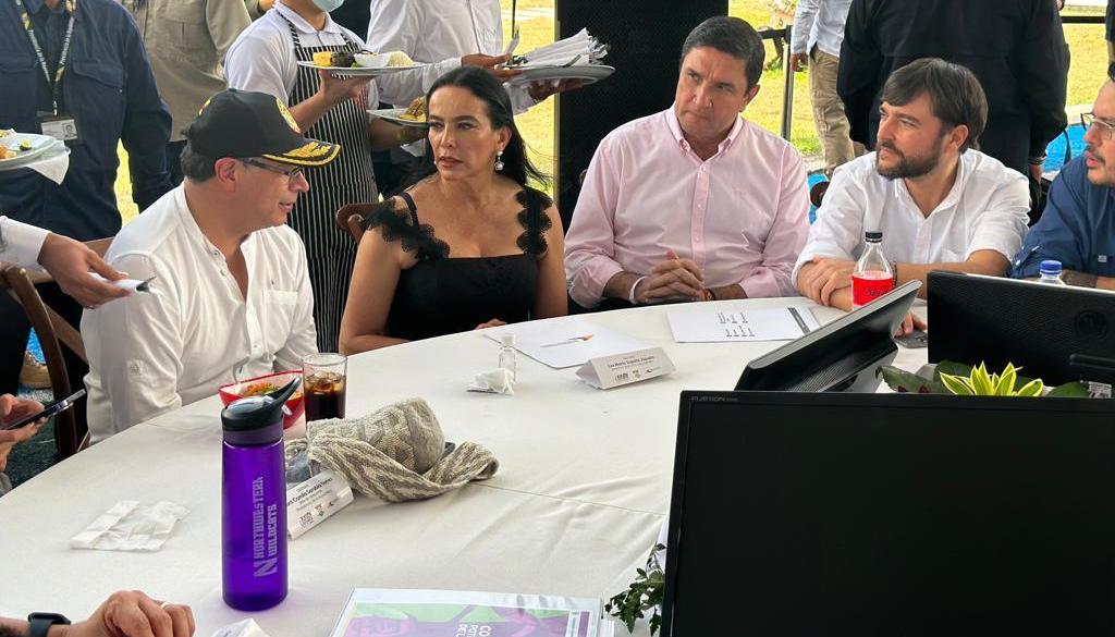 El Alcalde Jaime Pumarejo con el Presidente Gustavo Petro en la cumbre de Asocapitales.