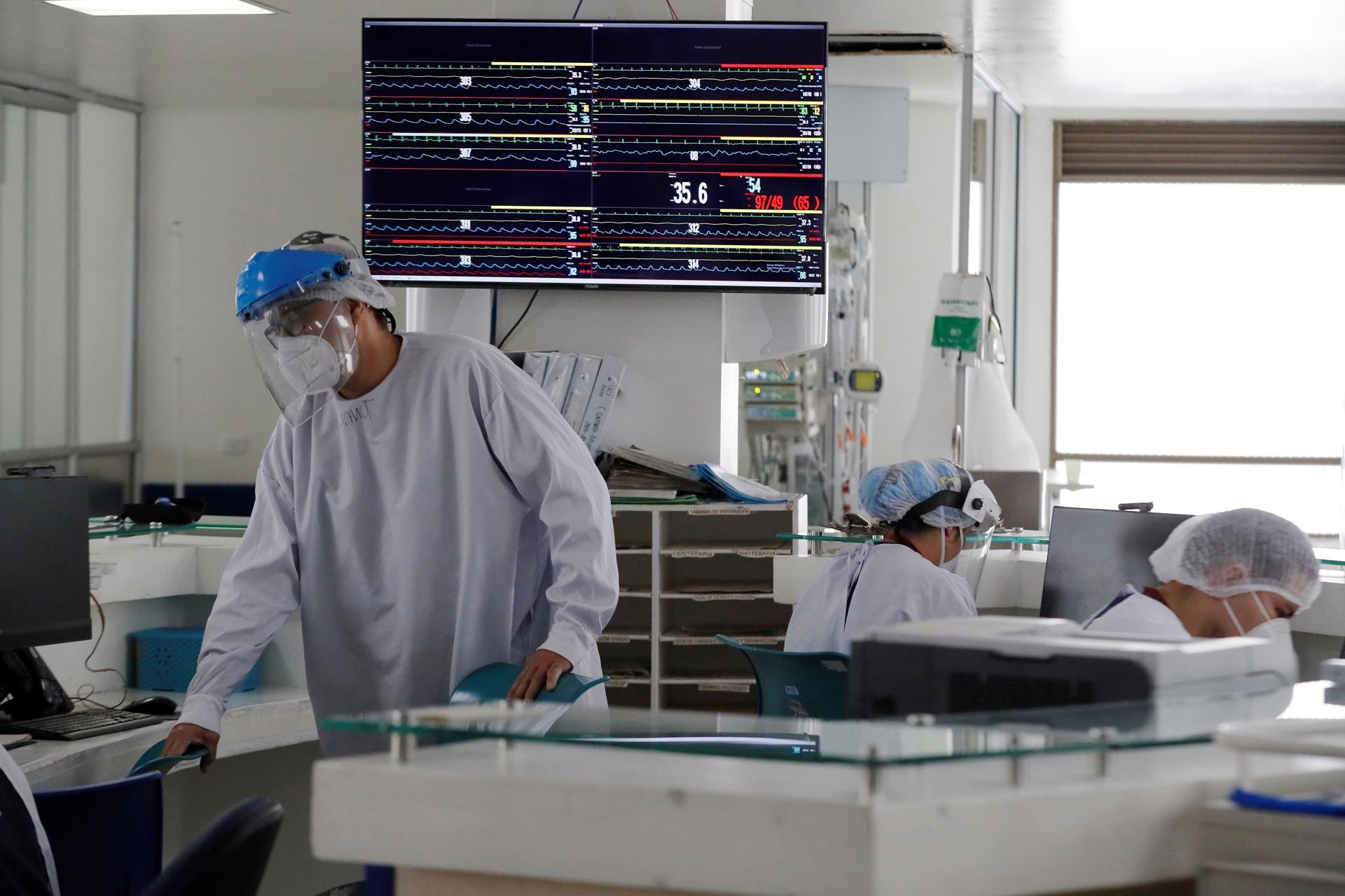 Empleados de la salud trabajan en una unidad de cuidados intensivos para enfermos de covid-19 en un Hospital en Bogotá, en una fotografía de archivo. 