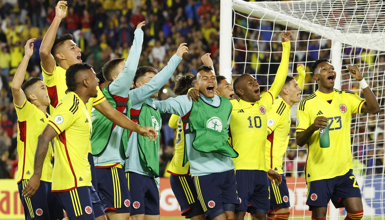 Jugadores de Colombia celebran el triunfo 1-0 sobre Ecuador.