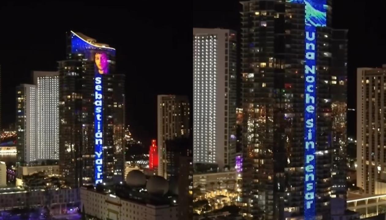 Retrato de Sebastián Yatra posa en la pantalla digital del edificio Paramount Miami Worldcenter.