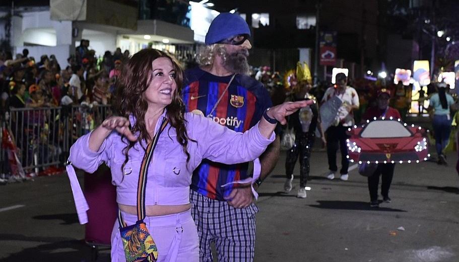 Bivian y Carlos, dos barranquilleros que se disfrazaron de 'Shakira' y 'Piqué'.