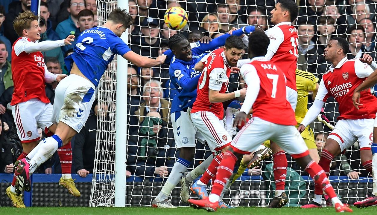 Momento del gol de James Tarkowski.