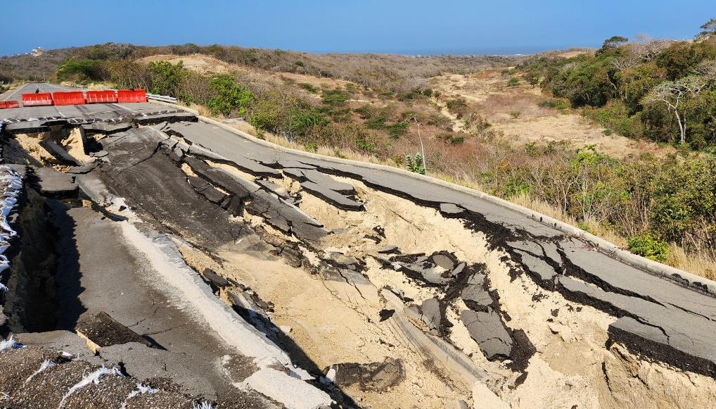 La destrucción total de la nueva calzada frente a El Morro sigue sin reparar.