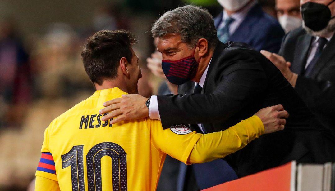 Lionel Messi y Joan Laporta, presidente del Barcelona.