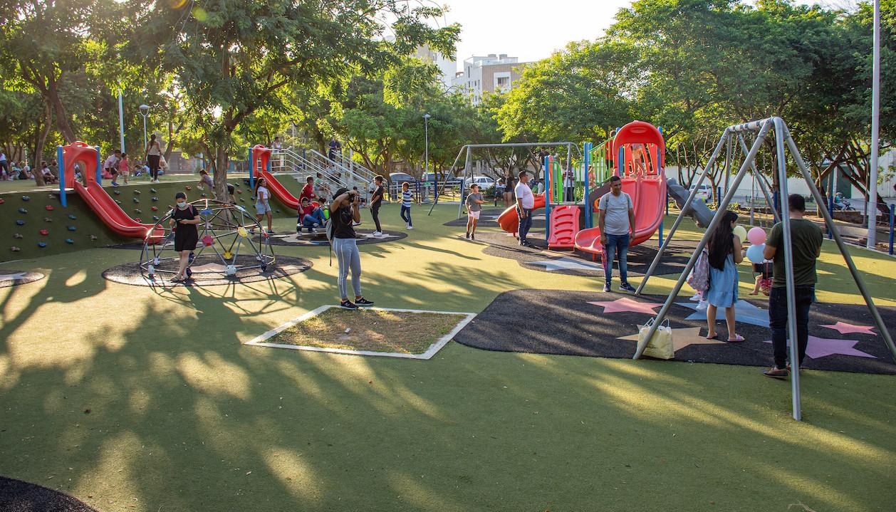 La gente disfrutando en el parque Sagrado Cotrazón.