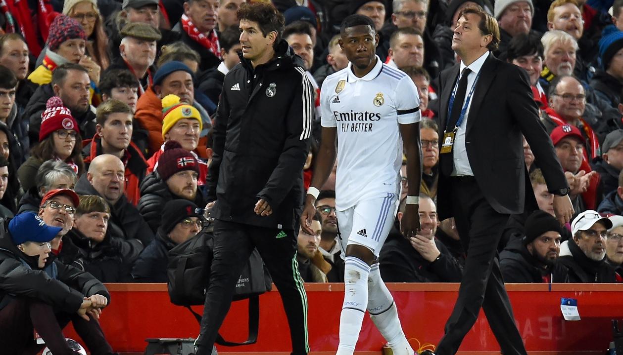 David Alaba abandona la cancha tras lesionarse contra el Liverpool.