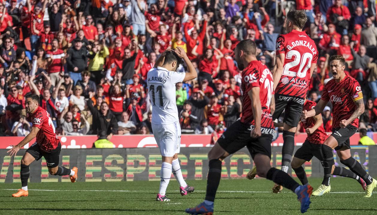 Jugadores del Mallorca celebran tras el penalti fallado por Asensio.