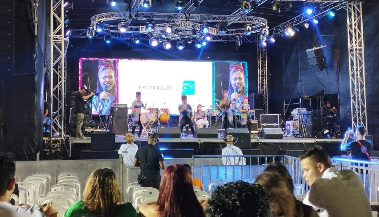 Una de las tarimas de 'Baila la calle' que comenzó este viernes de Carnaval.