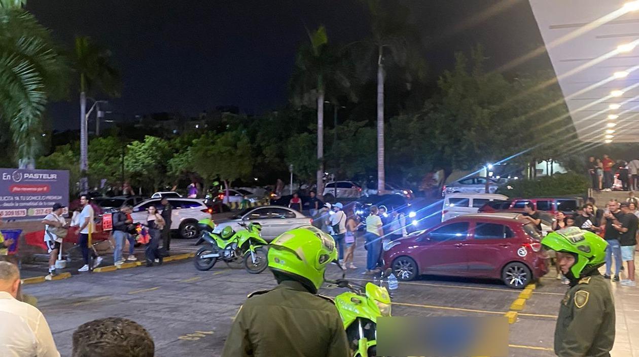 Policías vigilan el área en donde quedó tendido el presunto delincuente.