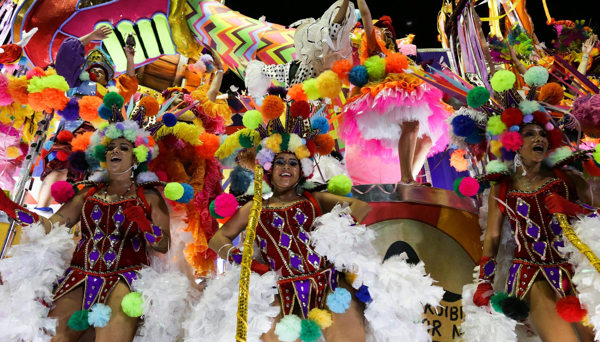 Fotografía de archivo de los bailes realizados por "escolas" de samba en el desfile en Río de Janeiro