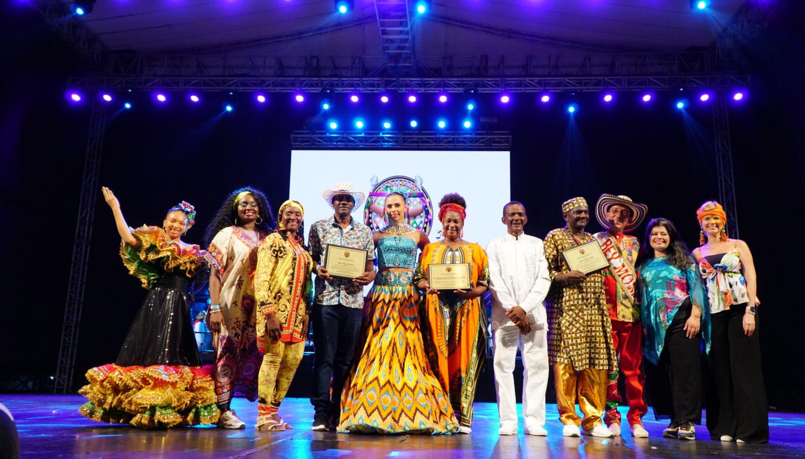 Los homenajeados de la noche: Luz Marina Cañate y Abraham Cáceres, directores de la Corporación Folclórica y Cultural Bambazú; José Pérez, director del Semillero Negro Mestizaje, y Jairo Cáceres director de Nacimiento de Palenque.